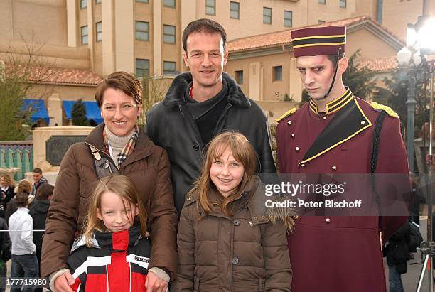 Fredi Bobic, Ehefrau Britta, Tochter Celine , Tochter Tyra , Hotelpage in Uniform, neue Attraktion "The Hollywood Tower Hotel", "Disneyland Resort...