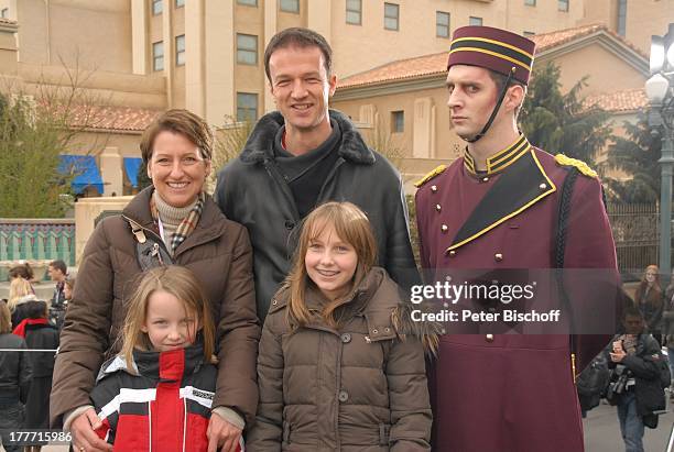 Fredi Bobic, Ehefrau Britta, Tochter Celine , Tochter Tyra , Hotelpage in Uniform, neue Attraktion "The Hollywood Tower Hotel", "Disneyland Resort...