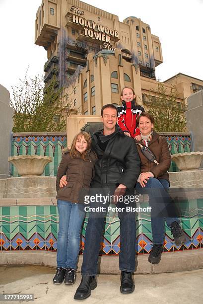 Fredi Bobic, Ehefrau Britta, Tochter Celine , Tochter Tyra , neue Attraktion "The Hollywood Tower Hotel", "Disneyland Resort Paris", Disney Studios,...