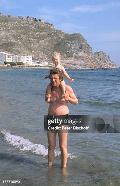 Dieter Thomas Heck, Tochter Saskia Fee Isabell, Strand-Ausflug, Urlaub, Calarbadina, Spanien, Europa, Strand, Meer, Wasser, Badehose, Moderator,...