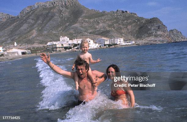 Dieter Thomas Heck, Ehefrau Ragnhild, Tochter Saskia Fee Isabell, Strand-Ausflug, Urlaub, Calarbadina, Spanien, Europa, Familie, Strand, Meer,...