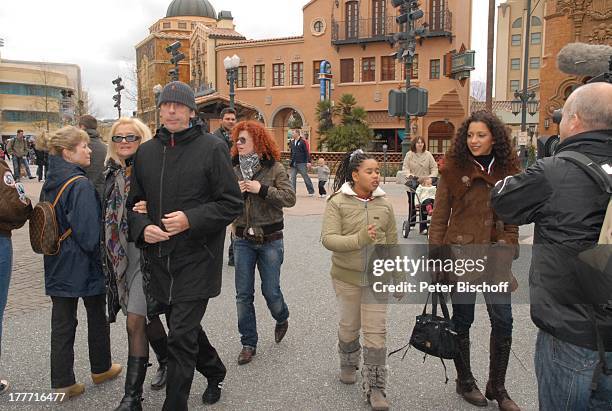 Lucy Diakovska , Nadja Benaissa, Tochter Leila Jamila , , Manager Peter Lanz , Kamera Team,, Bummel, "Disneyland Resort Paris", Disney Studios,...