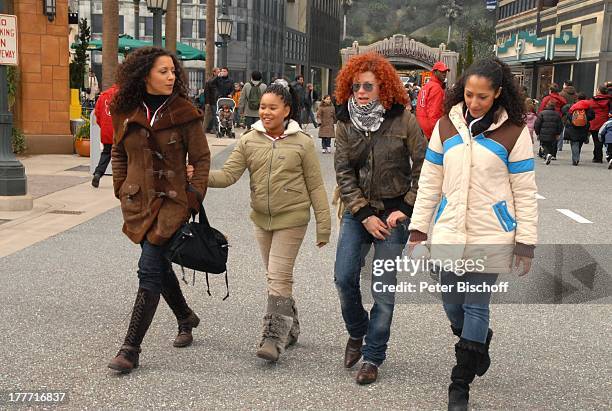 Nadja Benaissa, Tochter Leila Jamila, Lucy Diakovska, Jessica Wahls ,, "Disneyland Resort Paris", Disney Studios, Frankreich, Europa, Freizeitpark,...