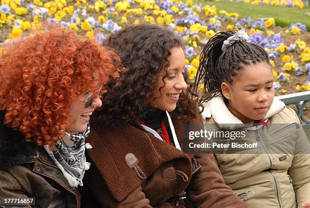 Lucy Diakovska , Nadja Benaissa mit Tochter Leila Jamila ,, "Disneyland Resort Paris", Frankreich, Europa, Freizeitpark, Vergnügungspark, Disney,...