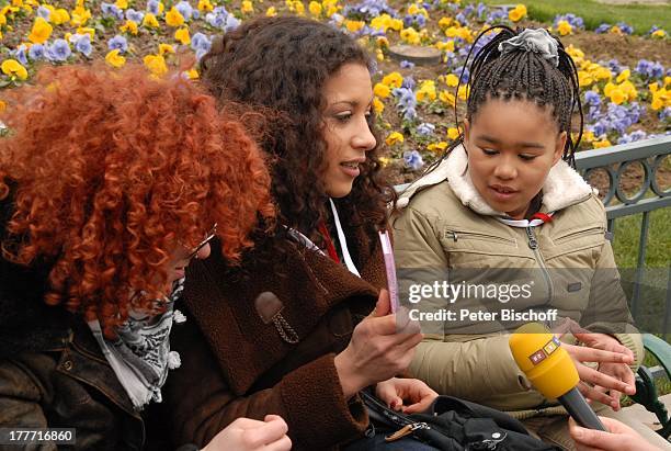 Lucy Diakovska , Nadja Benaissa mit Tochter Leila Jamila ,, "Disneyland Resort Paris", Frankreich, Europa, Freizeitpark, Vergnügungspark, Disney,...