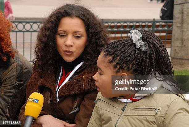 Nadja Benaissa mit Tochter Leila Jamila,, "Disneyland Resort Paris", Frankreich, Europa, Freizeitpark, Vergnügungspark, Disney, RTL-Interview,...