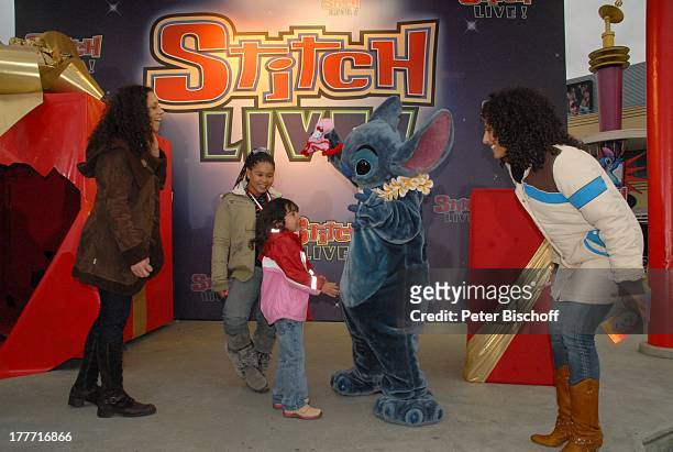Nadja Benaissa , Tochter Leila Jamila Benaissa, Cheyenne Jessica mit Mutter Jessica Wahls mit "Stitch",, "Disneyland Resort Paris", Disney Studios,...