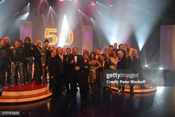 Musikgruppe "Die Puhdys" mit Sänger Dieter Birr , Alice Kessler , Zwillingsschwester Ellen Kessler , dazwischen Roger Cicero , Ramona Leiß,...