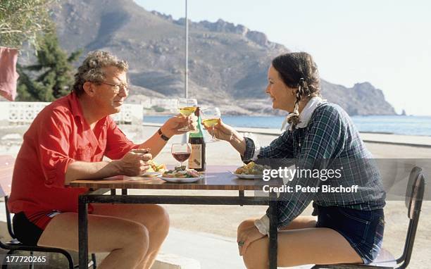 Dieter Thomas Heck, Ehefrau Ragnhild, Urlaub, Calarbadina, Spanien, Europa, Strand, Tisch, Essen, Trinken, Flasche, Glas, Wein, Alkohol, anstoßen,...