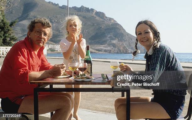 Dieter Thomas Heck, Tochter Saskia, Ehefrau Ragnhild, Urlaub, Calarbadina, Spanien, Europa, Strand, Tisch, Essen, Trinken, Flasche, Glas, Wein,...