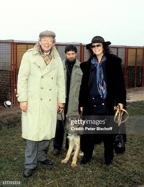 Dieter Thomas Heck, Ehefrau Ragnhild, Hund "Resi", Hundeführer Klaus , Hundeinternat "Antonienwald" Diepholz bei Bremen, Niedersachsen, Deutschland,...