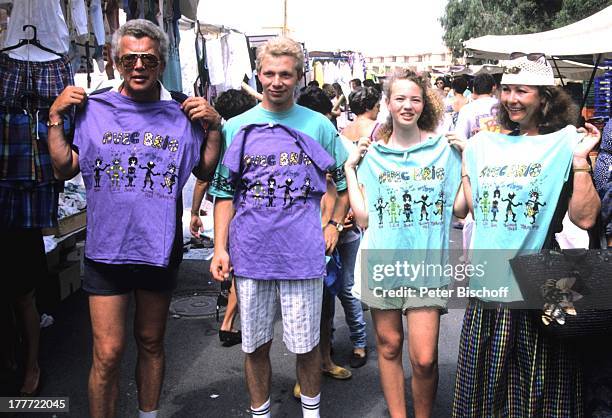 Dieter Thomas Heck, Ehefrau Ragnhild, Sohn Kim, Tochter Saskia, Urlaub, Ausflug zum Markt, Aguilas, Spanien, Europa, T-Shirts, Stand, Verkaufstand,...