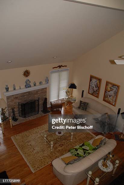 Haus von Ingrid Kreuder-Coryell und 2. Ehemann Ralph Coryell, Homestory, Harrison Township, Michigan, USA/Amerika, Wohnzimmer, Sofa, Couch, Kamin,...
