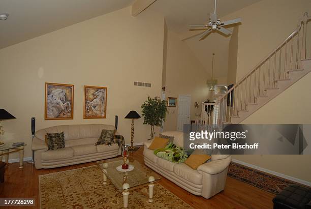 Haus von Ingrid Kreuder-Coryell und 2. Ehemann Ralph Coryell, Homestory, Harrison Township, Michigan, USA/Amerika, Wohnzimmer, Sofa, Couch, Blumen,...
