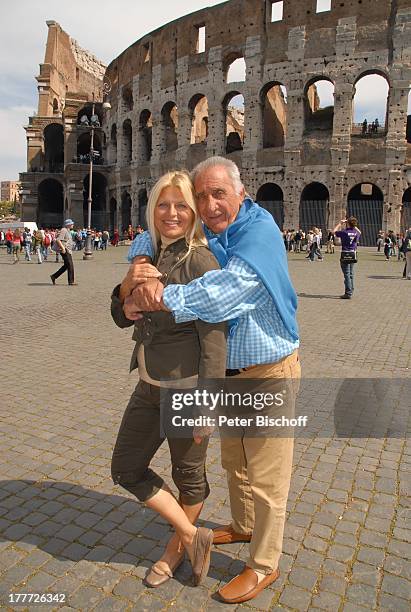 Marlne Charell, Ehemann Roger Pappini, Stadtbummel, Land-Ausflug während K r e u z f a h r t, vor dem Kolosseum, Rom, Lazio, Italien, Europa,...