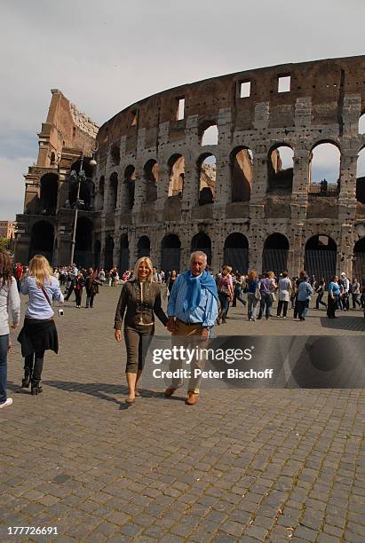 Marlne Charell, Ehemann Roger Pappini, Stadtbummel, Land-Ausflug während K r e u z f a h r t, vor dem Kolosseum, Rom, Lazio, Italien, Europa, Hand in...