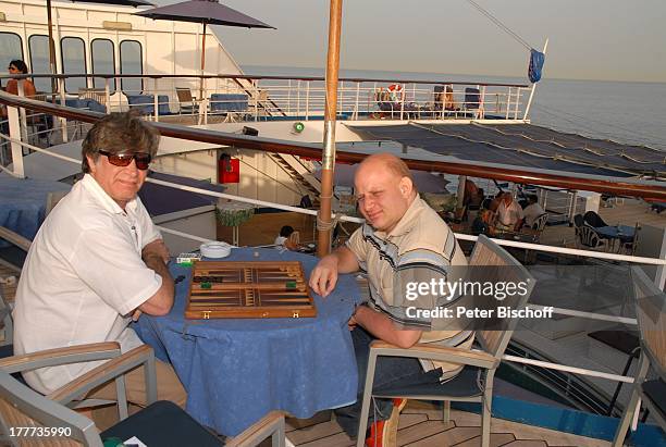 Iwan Urwalow , Ashraf Kateb , Kreuzfahrtschiff MS "Astoria", Kreuzfahrt, Schiff, Backgammon, Gesellschaftsspiel, Reling, Musiker,