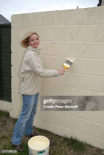 Julia Biedermann, Homestory, Dorf bei Dublin, Irland, Europa, Wand, Mauer, streichen, Farbeimer, Farbe, anstreichen, Schauspielerin,