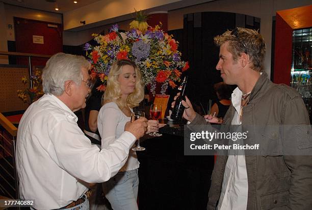 Claus Wilcke, Ehefrau Janine, Tim Krüger-Bockelmann , Theater-Komödie "Frühling im September", Düsseldorf, Deutschland, Europa, Theater an der Kö,...