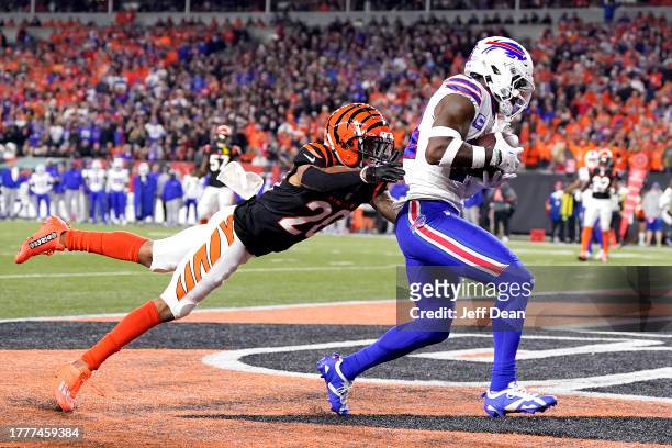 Stefon Diggs of the Buffalo Bills catches a touchdown reception against DJ Turner II of the Cincinnati Bengals during the fourth quarter at Paycor...