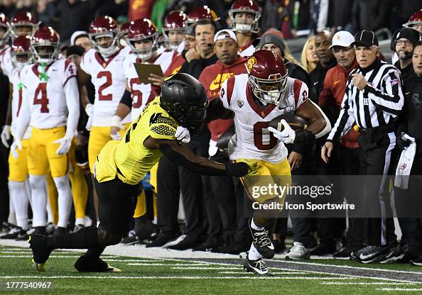 USC Trojans running back MarShawn Lloyd runs the ball against Oregon