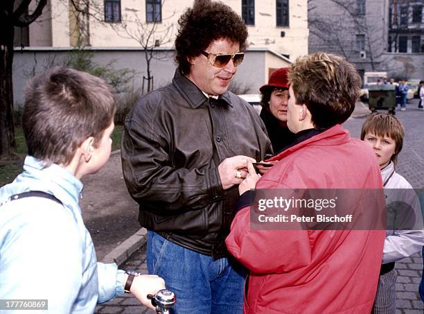 Tony Marshall , Stadtbummel, Kaufhaus "Magnet" , Weimar, Thüringen, Deutschland, Europa, Erdbeeren, Holzkiste, Fans, Passanten, Lederjacke,...