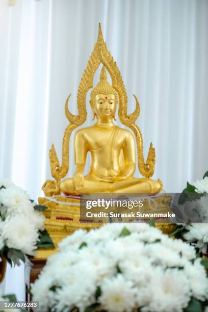 the lord buddha meditated gracefully on a lotus flower with an orange background. (about buddhism) - cultura hindú stockfoto's en -beelden