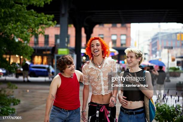 jóvenes amigos gays caminando en la ciudad de nueva york, verano - transgénero fotografías e imágenes de stock