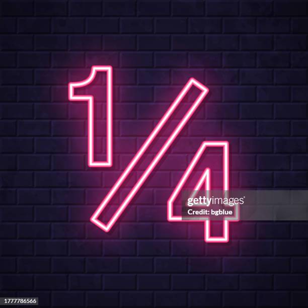 illustrations, cliparts, dessins animés et icônes de 1 sur 4 - un quart. icône de néon lumineux sur fond de mur de briques - pièce de vingt cinq cents
