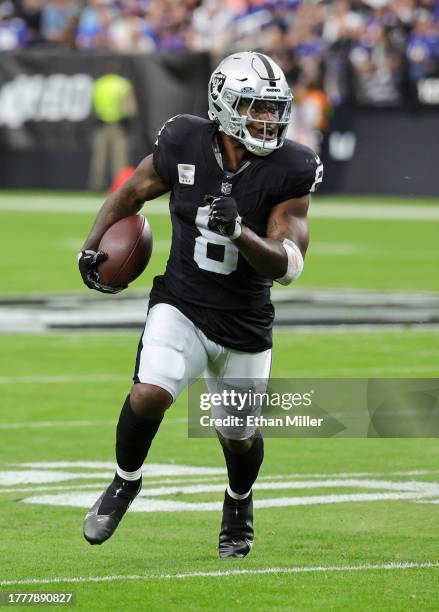 Running back Josh Jacobs of the Las Vegas Raiders runs against the New York Giants in the first quarter of their game at Allegiant Stadium on...