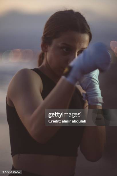 young girl at boxing training - womens boxing fotografías e imágenes de stock