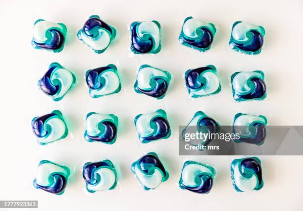 liquid laundry detergent pods - waschmittel stock-fotos und bilder