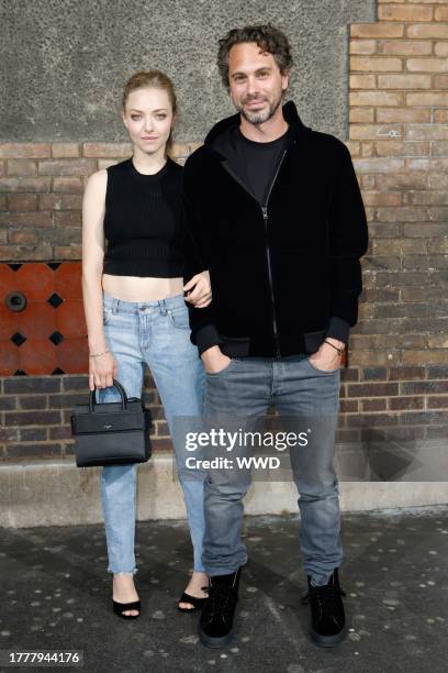 Amanda Seyfried and Thomas Sadoski in the front row