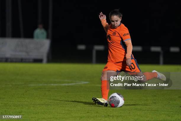 Tatiana Bonetti of FC Internazionale Women shoots the ball during the match between FC Como Women and FC Internazionale Women of Serie A at Stadio...