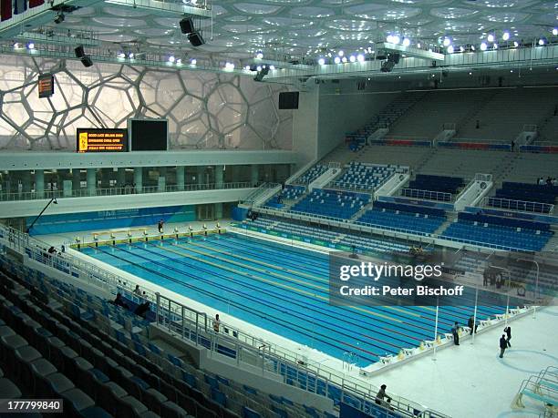 Nationales Schwimmzentrum "Water Cube", Peking, China, Asien, Schwimmhalle, Gebäude, Innen, Schwimmbecken, Bahn, Trebühne, Fahnen, Nationalflaggen,...