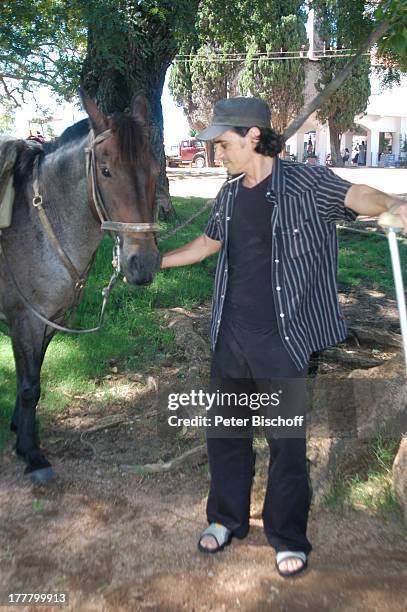 Diego Wallraff , am Rande der Dreharbeiten zum ARD-Film "Am Kap der Liebe - Unter der Sonne Uruguays" - alter Titel: "Das Lied der Delfine", Estancia...