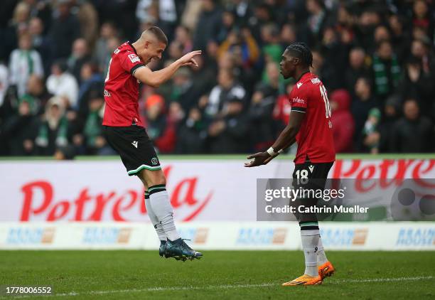 Sei Muroya of Hannover 96 is challenged by Anton Donkor of Eintracht Braunschweig during the Second Bundesliga match between Hannover 96 and...