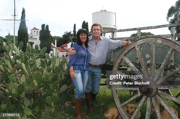 Sigmar Solbach, Ehefrau Claudia, Golden-Retriever-Hunde, am Rande der Dreharbeiten zum ARD-Film "Am Kap der Liebe - Unter der Sonne Uruguays" - alter...