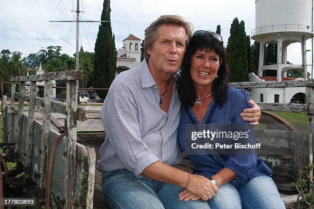 Sigmar Solbach, Ehefrau Claudia, am Rande der Dreharbeiten zum ARD-Film "Am Kap der Liebe - Unter der Sonne Uruguays" - alter Titel: "Das Lied der...