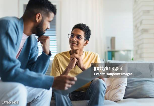 boy talking with school counsellor, sharing his problems. psychological session or therapy for teenage boy with adolescent psychologist. concept of teen mental health and unique adolescent behaviour, problems. - druck durch gleichaltrige stock-fotos und bilder