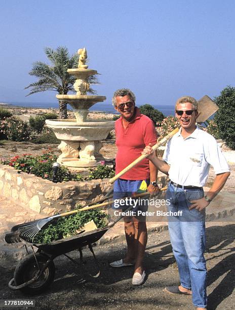 Dieter Thomas Heck, Sohn Kim, Urlaub, Villa "Casa Grande", Calarbadina, Spanien, Europa, Familie, Ferienhaus, Garten, Gartenarbeit, Hobby-Gärtner,...