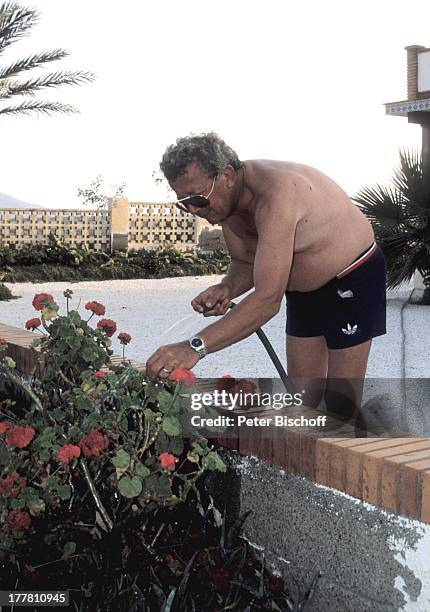 Dieter Thomas Heck, Urlaub, Villa "Casa Grande", Calarbadina, Spanien, Europa, Familie, Ferienhaus, Garten, Gartenarbeit, Hobby-Gärtner, bewässern,...