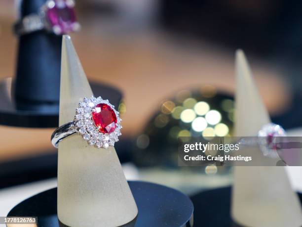 dubai uae - gold and silver souk - traditional engagement ruby diamond ring - rubis photos et images de collection