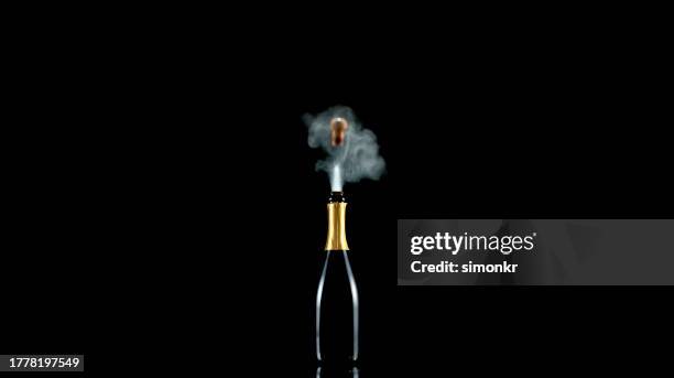 champagnerflasche explodiert - sektkorken stock-fotos und bilder