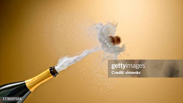 champagner explodieren - sektkorken stock-fotos und bilder