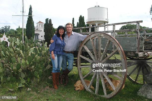 Sigmar Solbach, Ehefrau Claudia, Golden-Retriever-Hunde, am Rande der Dreharbeiten zum ARD-Film "Am Kap der Liebe - Unter der Sonne Uruguays" - alter...