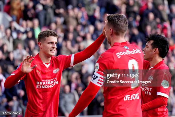 Guus Til of PSV celebrates 2-0 with Luuk de Jong of PSV, Hirving Lozano of PSV during the Dutch Eredivisie match between PSV v PEC Zwolle at the...