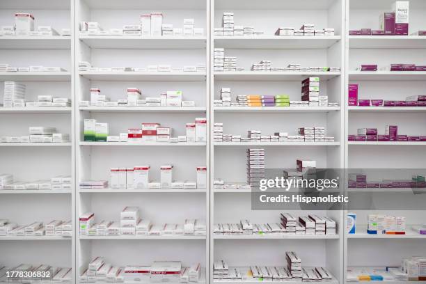 medicamentos recetados almacenados en los estantes de la farmacia - estante objeto fabricado fotografías e imágenes de stock