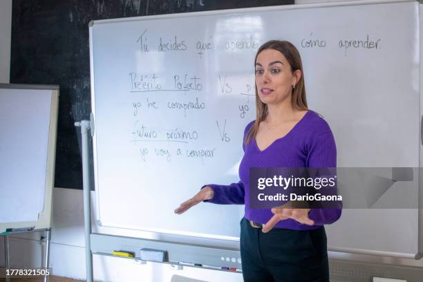 teacher teaching language classes - spaans taal stockfoto's en -beelden