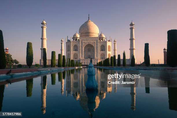taj mahal at golden light of sunrise. - tadsch mahal stock-fotos und bilder